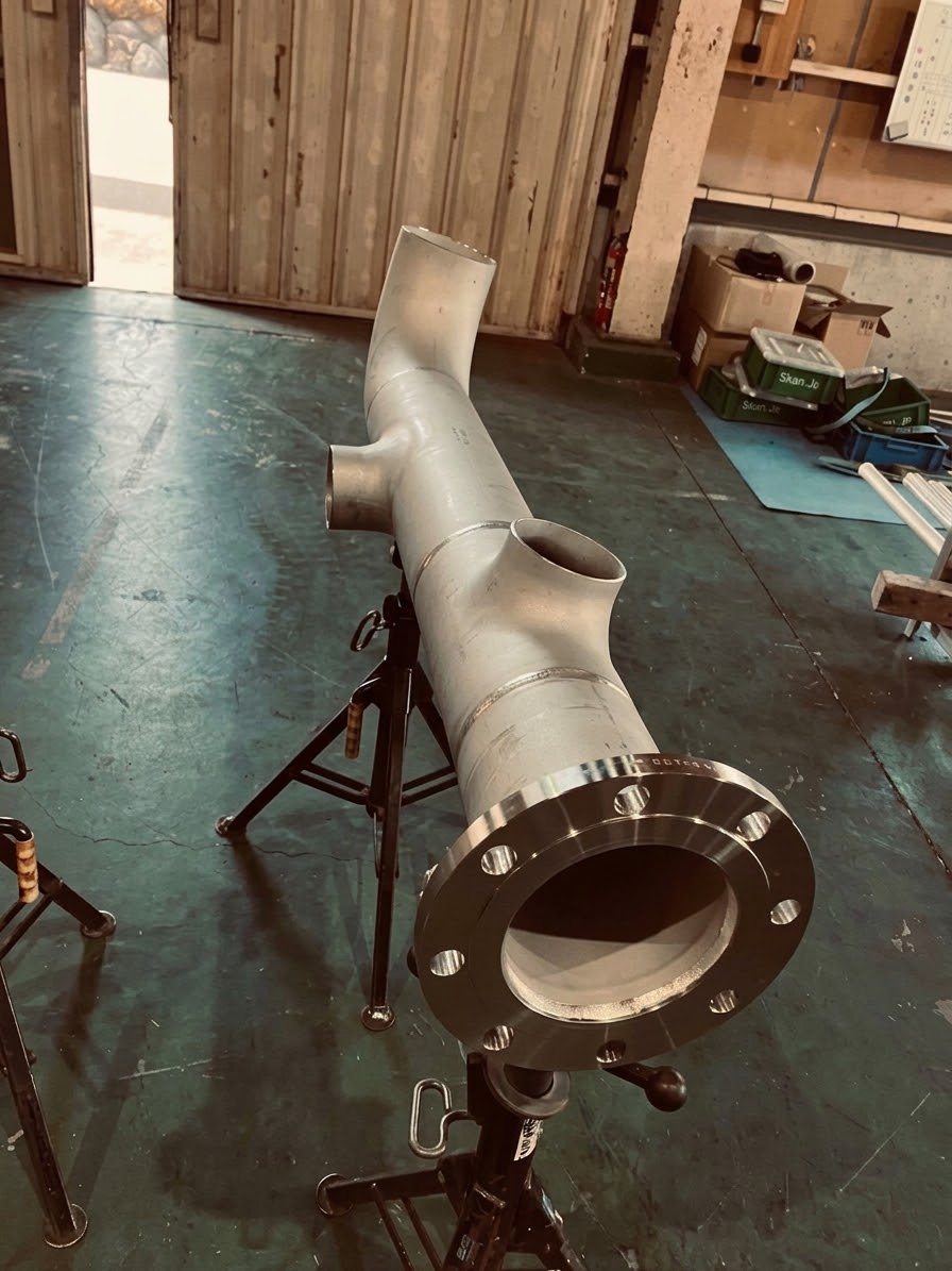 Cụm đường ống inox đã hoàn thiện với mặt bích và các nhánh rẽ