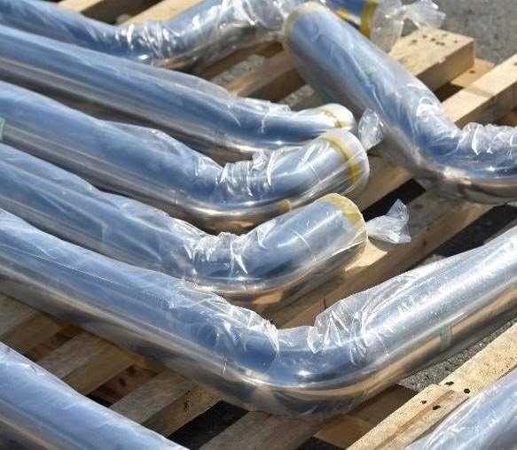 Ống inox được bọc màng bảo vệ và xếp trên pallet